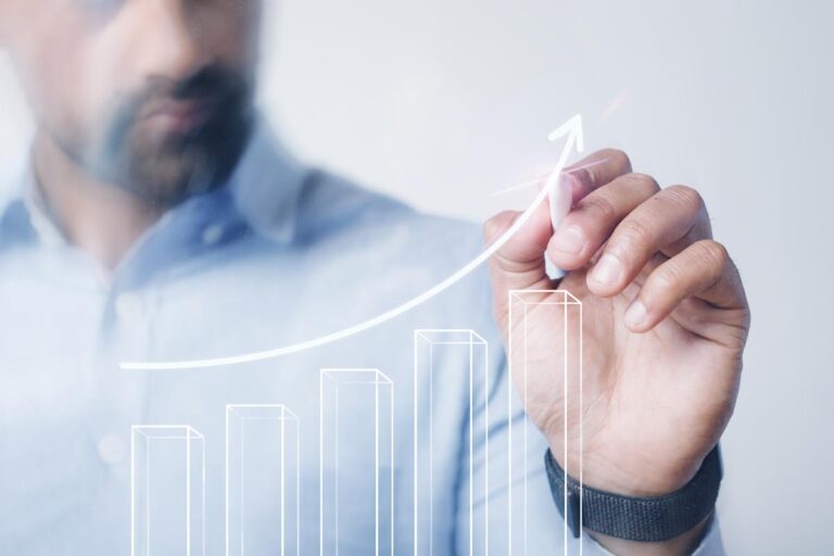 Homem escrevendo o gráfico de crescimento de uma empresa que aderiu à holding familiar