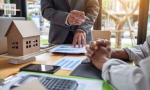 Advogado junto com família fazendo consultoria de sucessão familiar