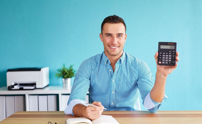 Imagem mostra contador com uma calculadora na mão, em um fundo verde, simulando os benefícios de redução de impostos com uma contabilidade para médicos em Campinas